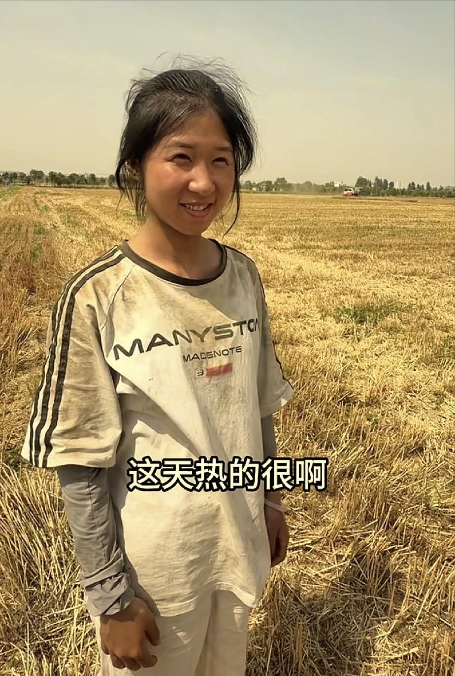 最美女农机手！ 河南一个20岁的女孩，开收割机帮父母干活，却被全网“争抢”当