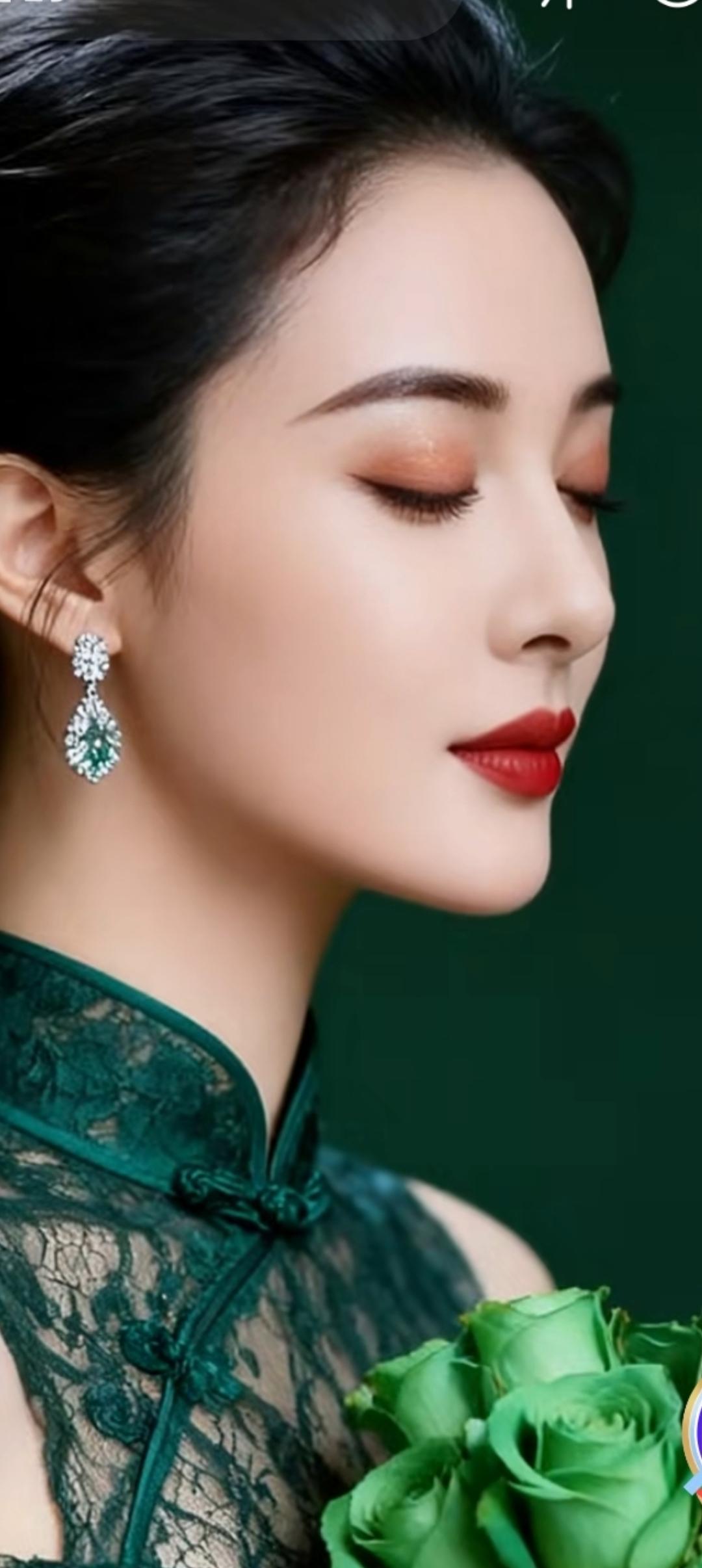 优雅绿衣女子，红唇与绿玫瑰相映成趣，尽显东方韵味。
