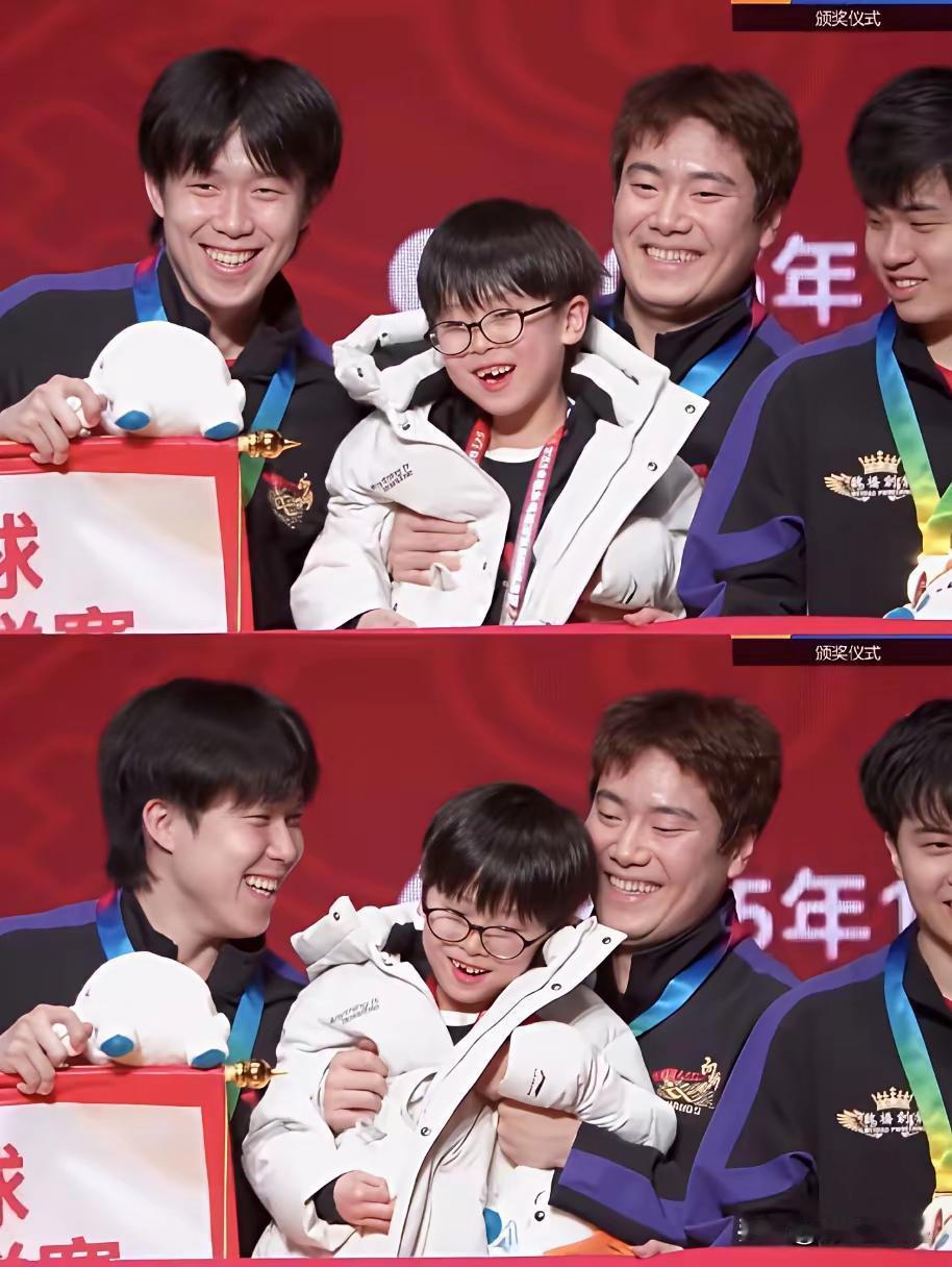 小凉皮的“姑夫”绝有没白叫！[大笑]小凉皮现身颁奖台，幸福得不要不要的。[赞]