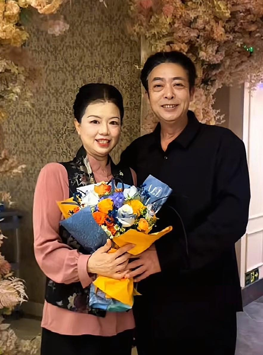 许敏大型专场直播带货圆满结束，销售额是杜新枝，熊磊，田静她们几个人望尘莫及的。
