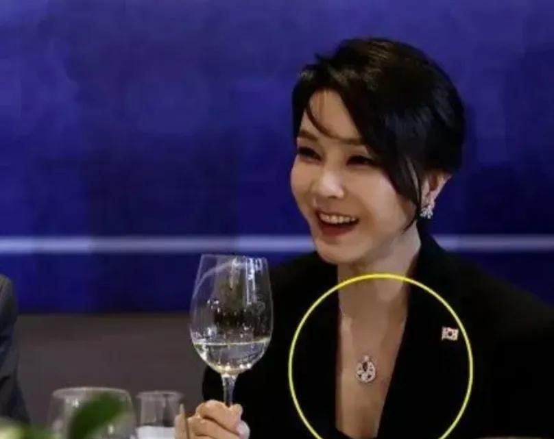 金建希说谎被揭穿了，金建希还是韩国第一夫人的时候，她出访别国的时候，脖子上经常戴