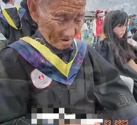 泪目了，贵阳，一男生大学毕业，却把70岁的农村老父亲“骗”来参加他的毕业典礼，他