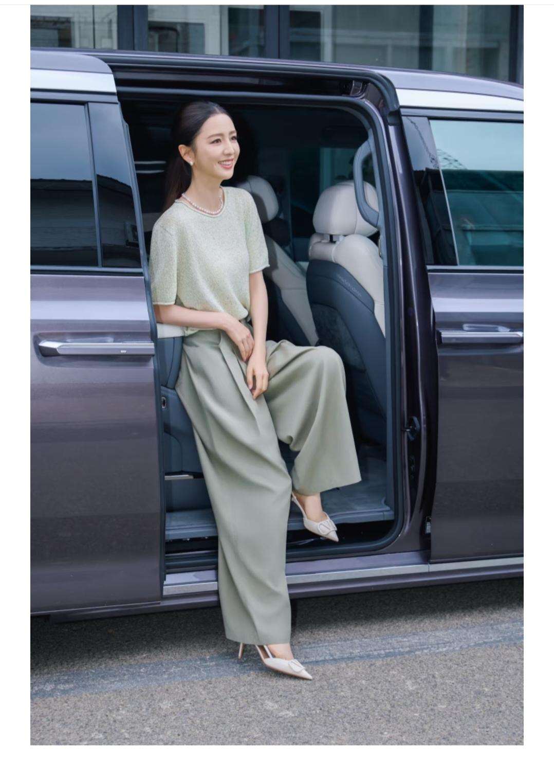 佟丽娅，这身衣服，不论是颜色还是款式，简直绝绝子。