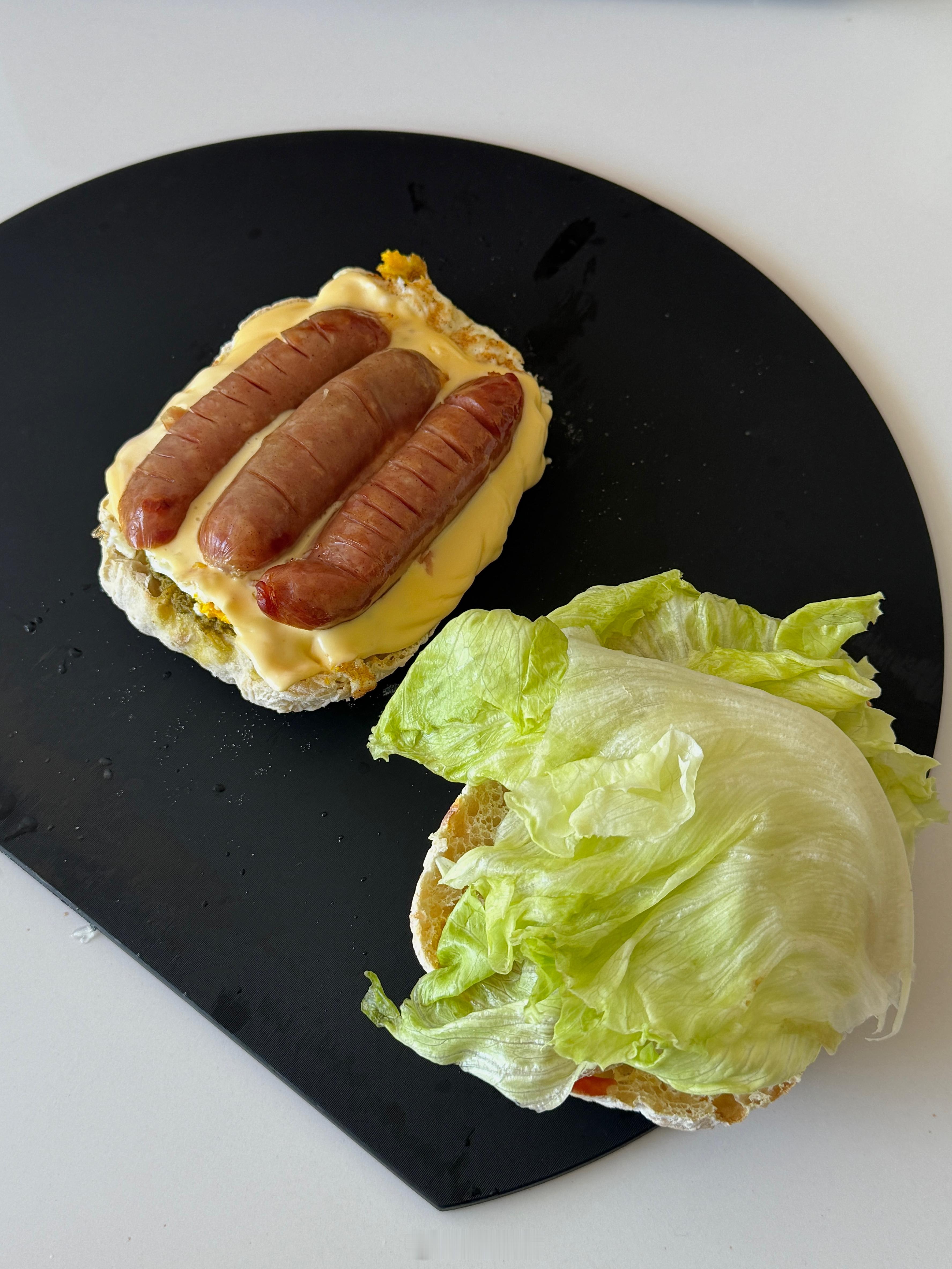 今日份三明治🥪玉米奶酪恰巴塔+青酱+煎蛋+芝士片+烤肠+生菜+番茄酱​​​