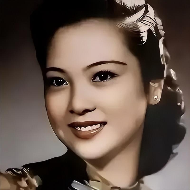 1938年，41岁戴笠借口加班，把秘书余淑衡，带到了卧房。戴笠递给她一杯