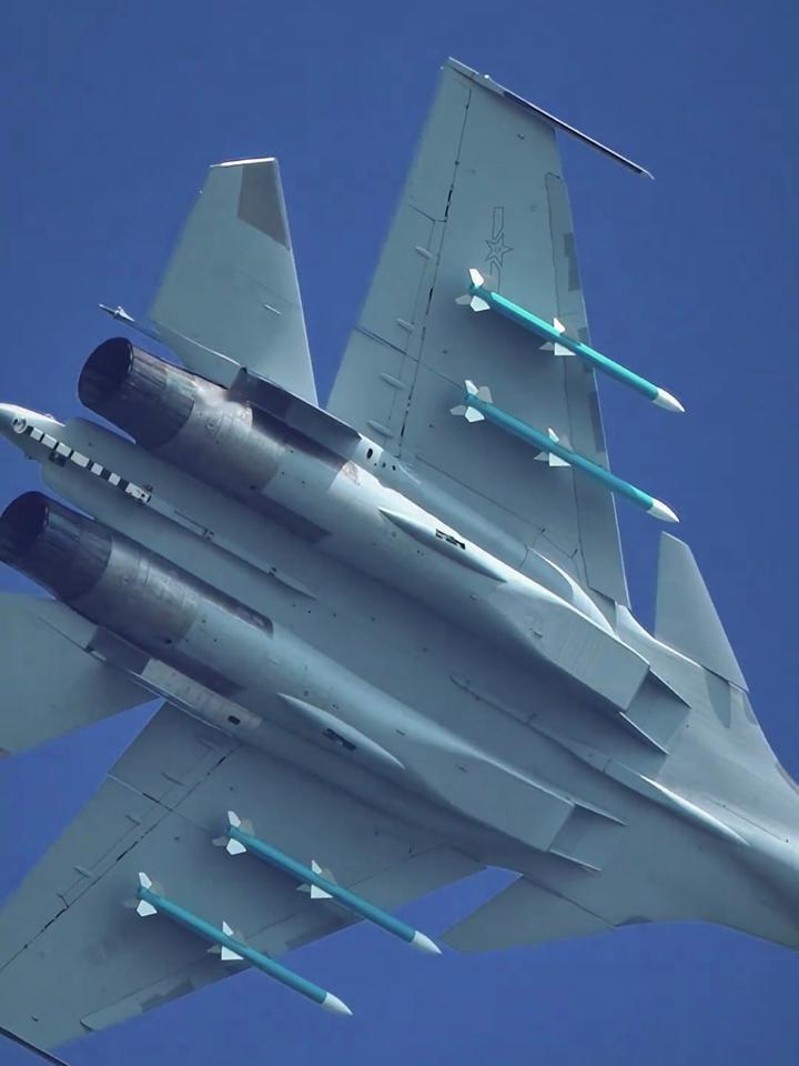 歼15挂弹起飞硬刚外军航母编队2022年5月，张敏随辽宁舰执行远海任务。外