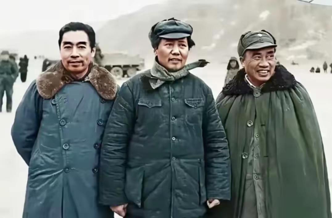 延安的三位伟人，身上没有半件裘皮华服，粗布衣衫裹着的，是装着家国百姓的滚烫初心。