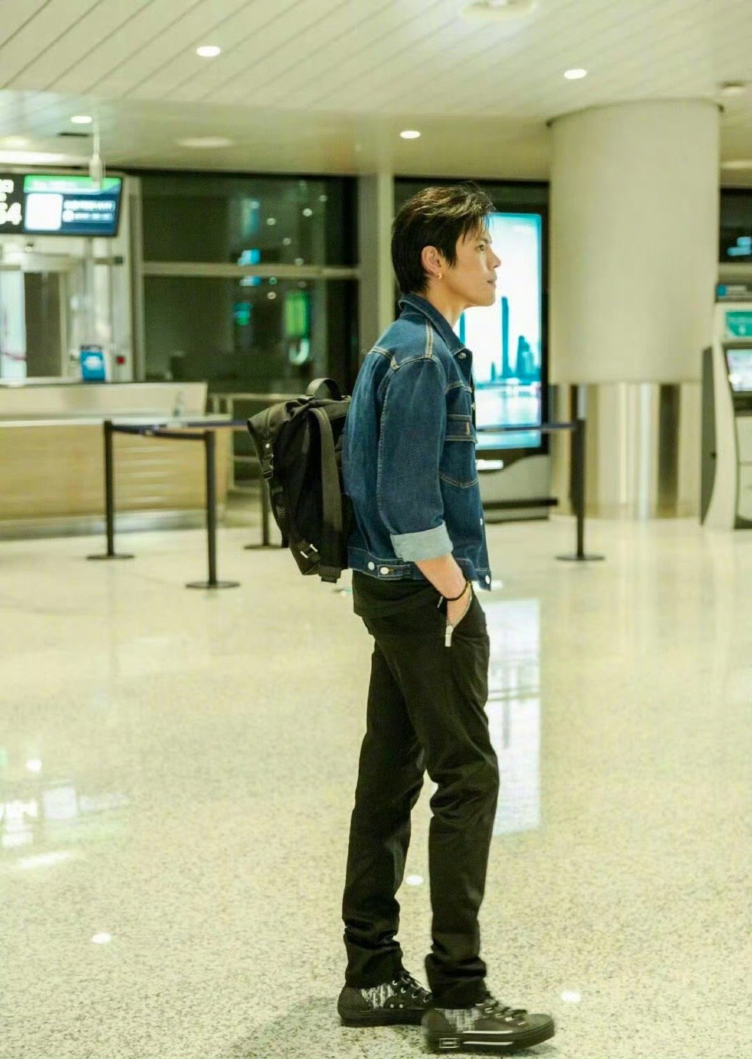 向佐颜值回春向佐这颜值回春太惊喜！摒弃以往夸张妆造，整个人瞬间清爽干净，眉眼间