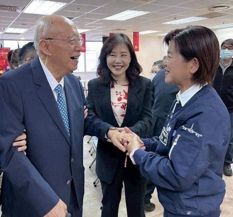 尹乃菁大小眼？国民党文传会副主委尹乃菁于2月1日入职，2月4日首度参加国民党中常