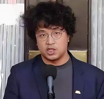 为什么要打击沈伯洋,就连赵少康和沈富雄都看不明白,他们在少康战情室讨论,比沈伯洋