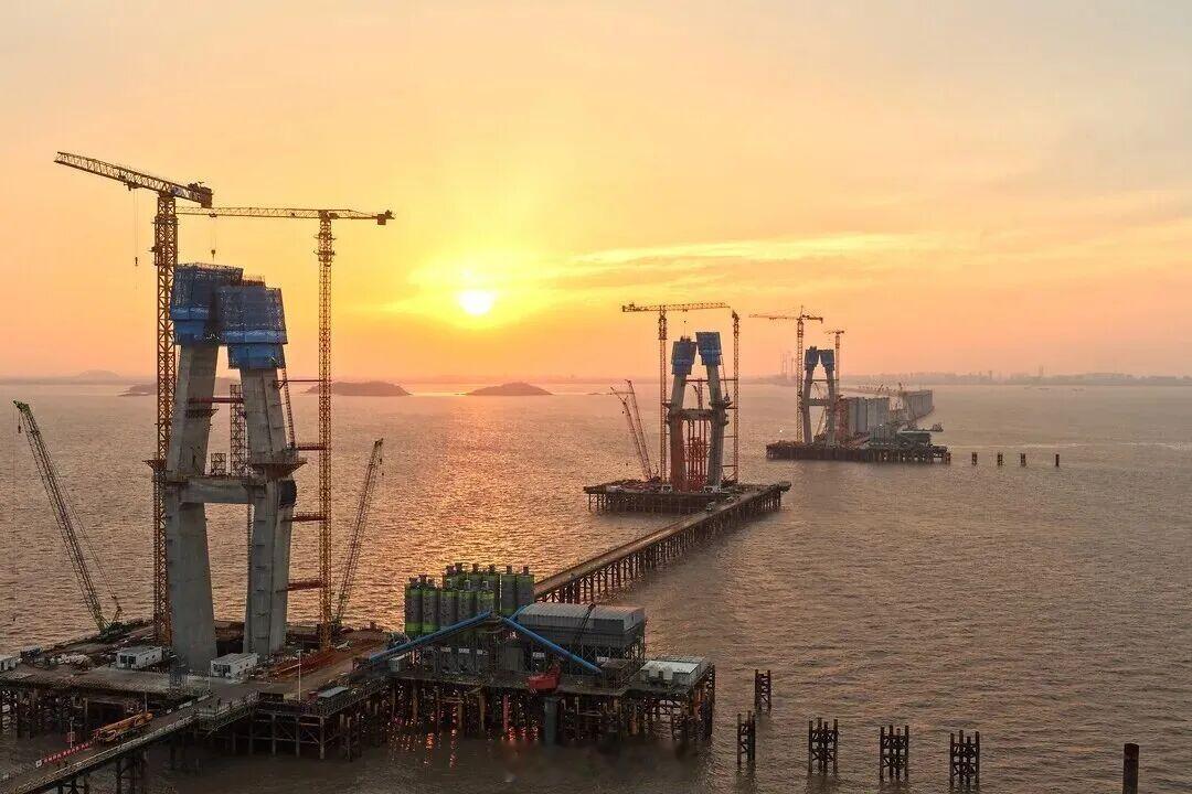 宁波跨海铁路桥建设提速刷新世界级工程杭州湾跨海铁路桥7座百米海中主塔全部突破百