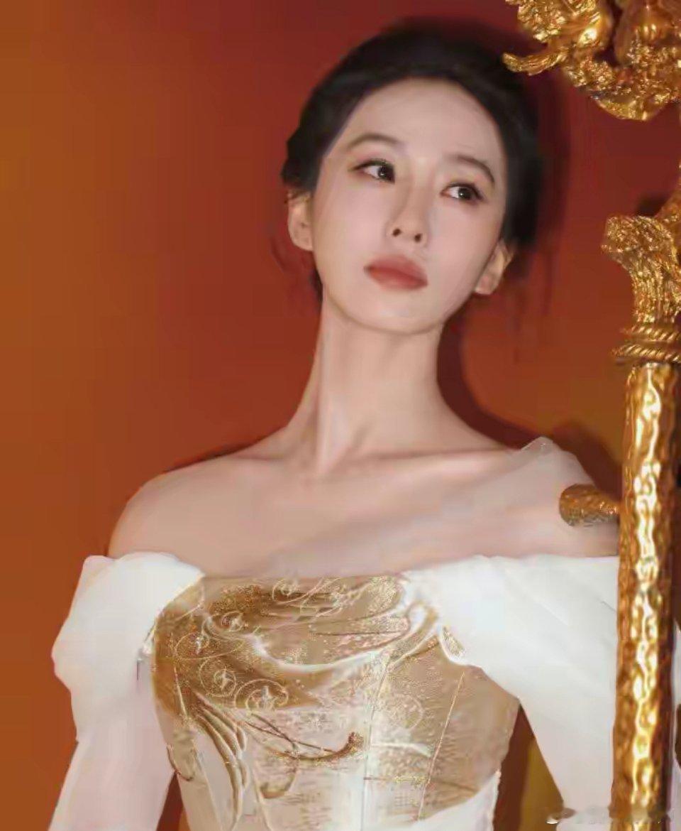 刘诗诗亮相北影节红毯，一袭白色一字肩长裙清冷雅致。绝佳仪态搭配天鹅颈，气质温婉出