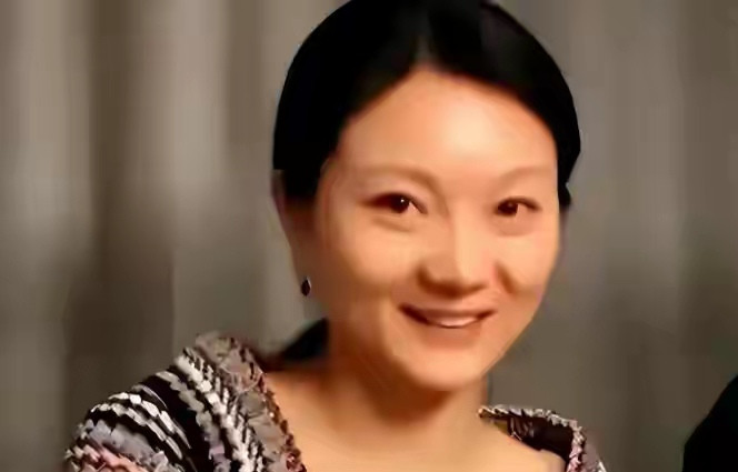 真的别再跟风骂陈婷只享福不共苦了！看完76岁张艺谋的近况，终于懂了她摘掉妻子认证的真实用意。以前全网