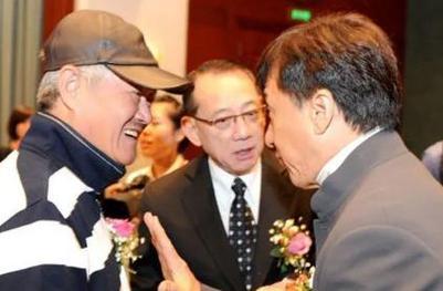 2014年，成龙60岁生日邀请赵本山赴宴，成龙的生日有个不成文的规定，老友前来祝