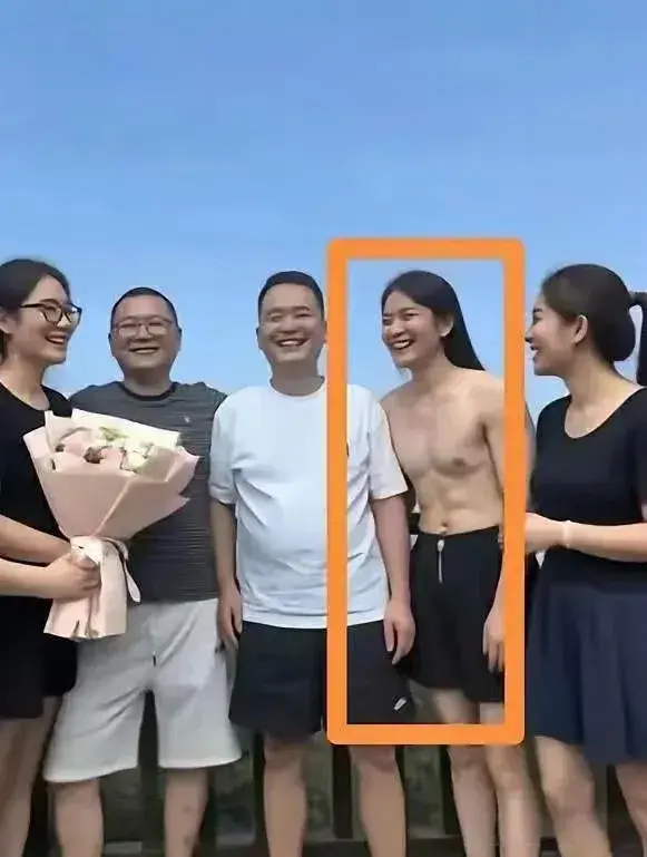 这猛然一看吓我一跳，干嘛要留这么长的头发？
