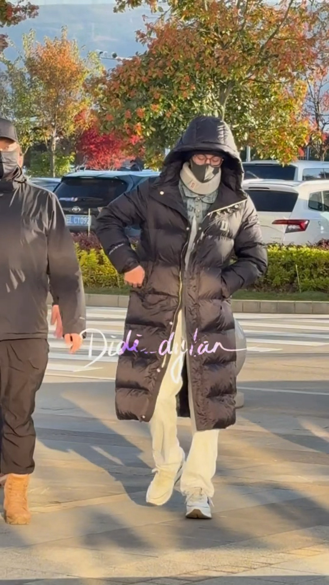 王鹤棣魔丸没电了睁不开的眼睛走路晃晃悠悠的看来魔丸河堤是真的没电了哈哈哈哈哈！