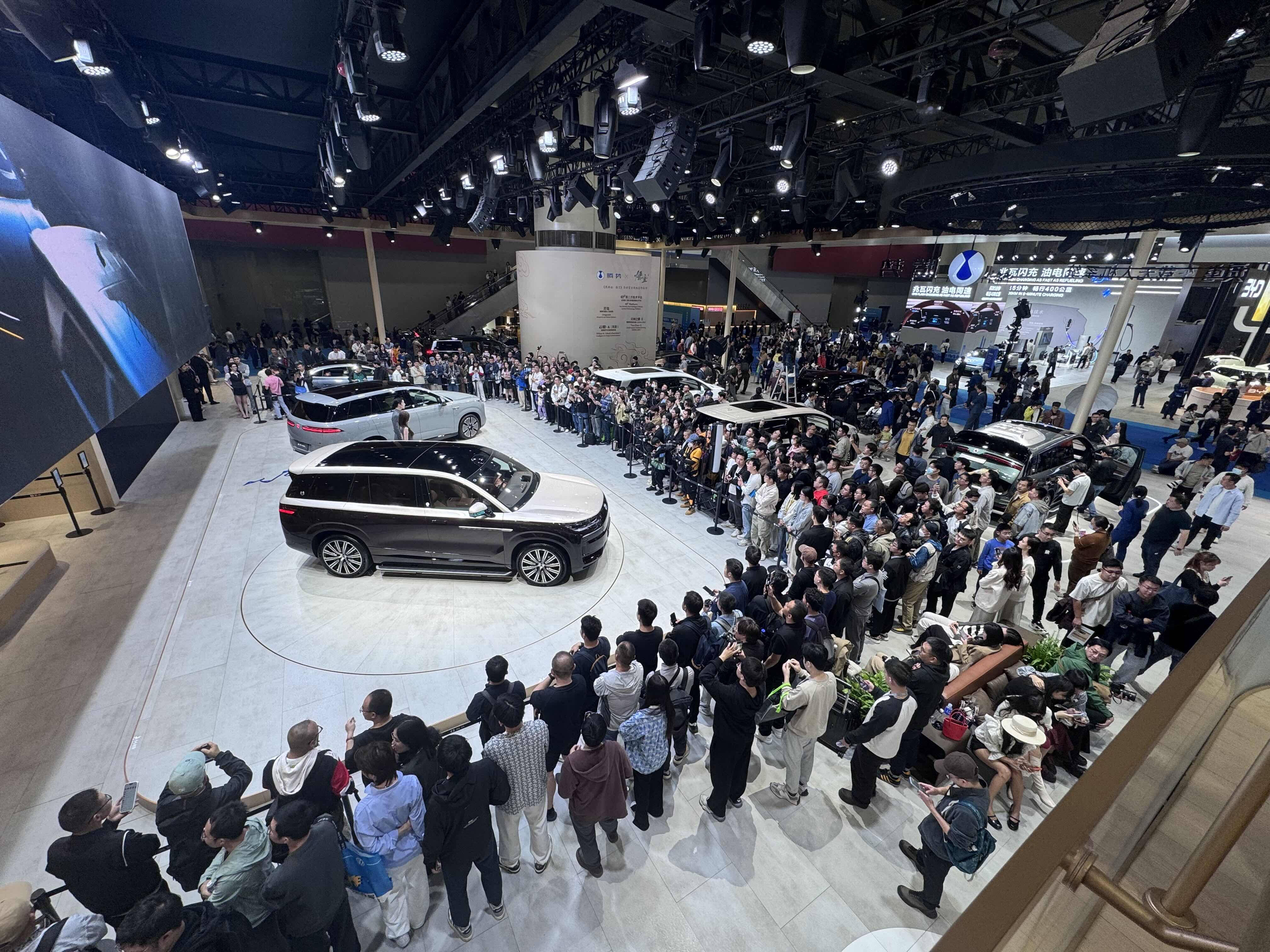 今天没什么事情，和男朋友来广州车展转了一下，比亚迪包了2.1号整个馆...