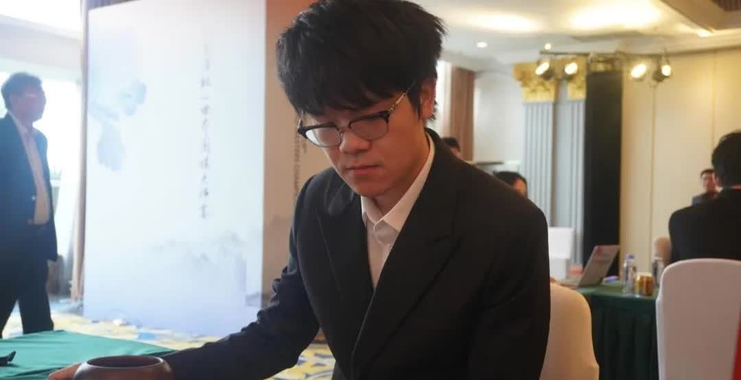 [抠鼻]他回来了！那个八冠王柯洁回来了！！干脆利落赢下围甲首胜！！！