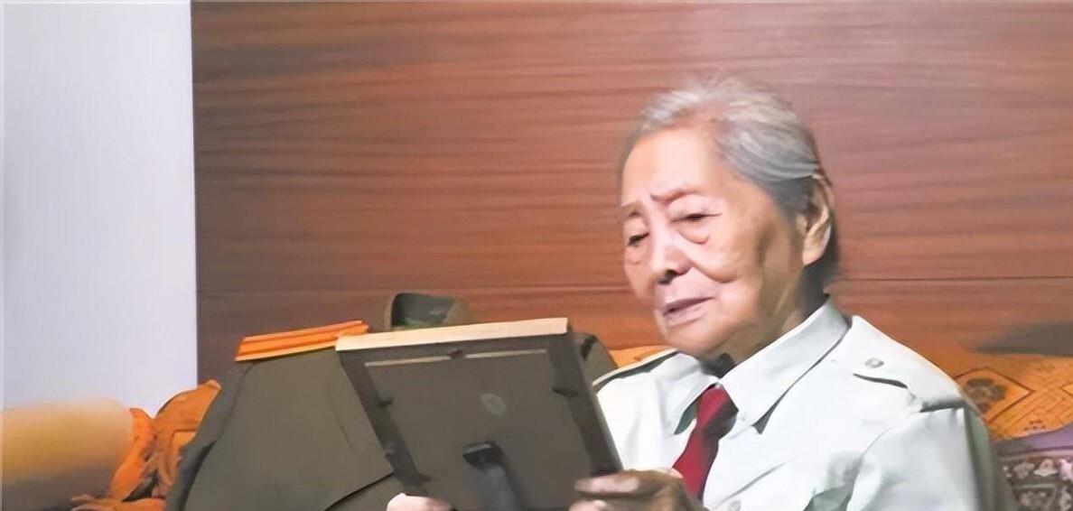🌞1979年我国女翻译刘禄曾前往美国进行访问无意间她发现一个美国男人一直盯