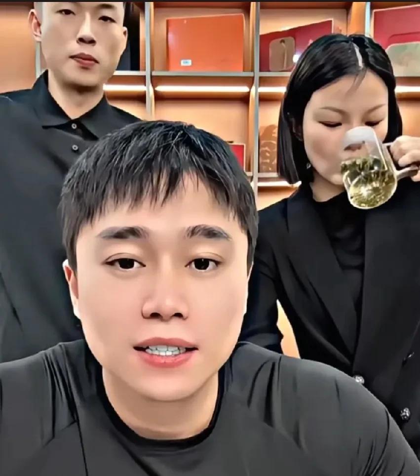 刘二狗透露伽柏重心辅佐自己，柏哥目前在成都，其办公区域在我楼下整层，且和我一样住