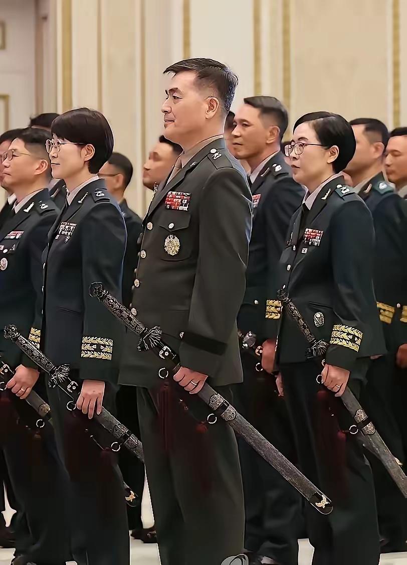 棒子国的军官们为什么人手一把宝剑？这都什么年代了他们拿宝剑的作用是干什么，不会是