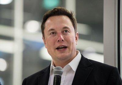 美军上将质问马斯克：“如何才能一举击败中国？！”马斯克毫不避讳地说：“美国永远也