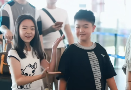 网友在机场偶遇了董璇的女儿小酒窝（高舒乔），正笑着和她打招呼；只见小酒窝一伸手，
