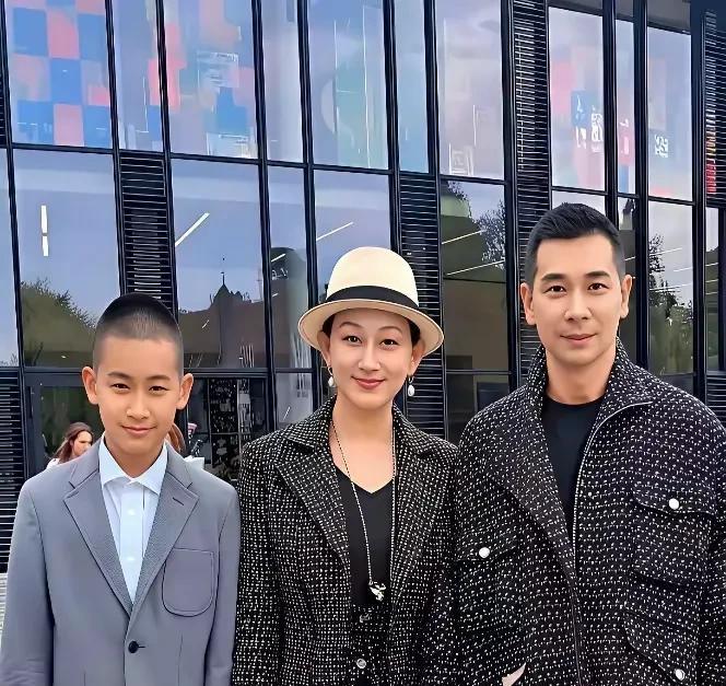 赵文卓夫妻真是最低调的，张丹露和赵文卓结婚20年，生了三个孩子如今也是把孩子送