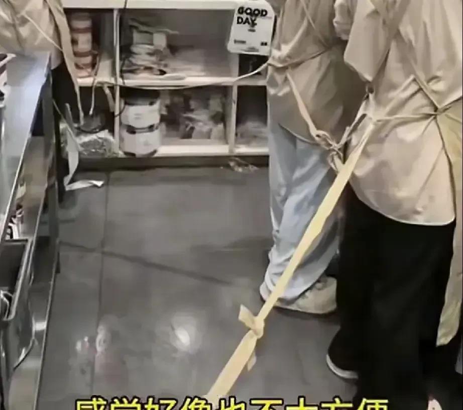 带女儿去万象城买杯奶茶，无意间发现奶茶店的员工围裙竟然是绑一起，非常耐人寻味！