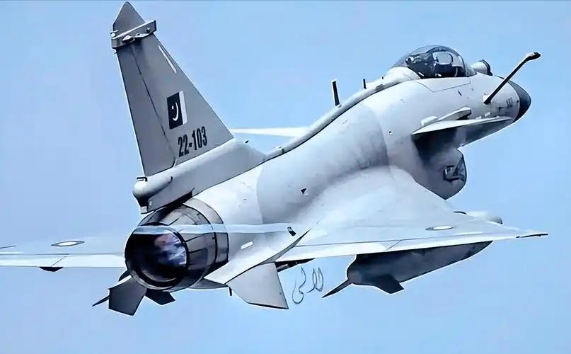巴基斯坦飞行员曾经有个私下说法：中国战机是"穷人的F-16"，凑合能用，但真