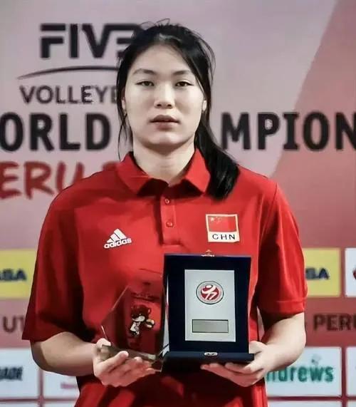 张籽萱何以能横空出世？新组建的中国女排以张籽营为二传、为核心，未满17岁的她即