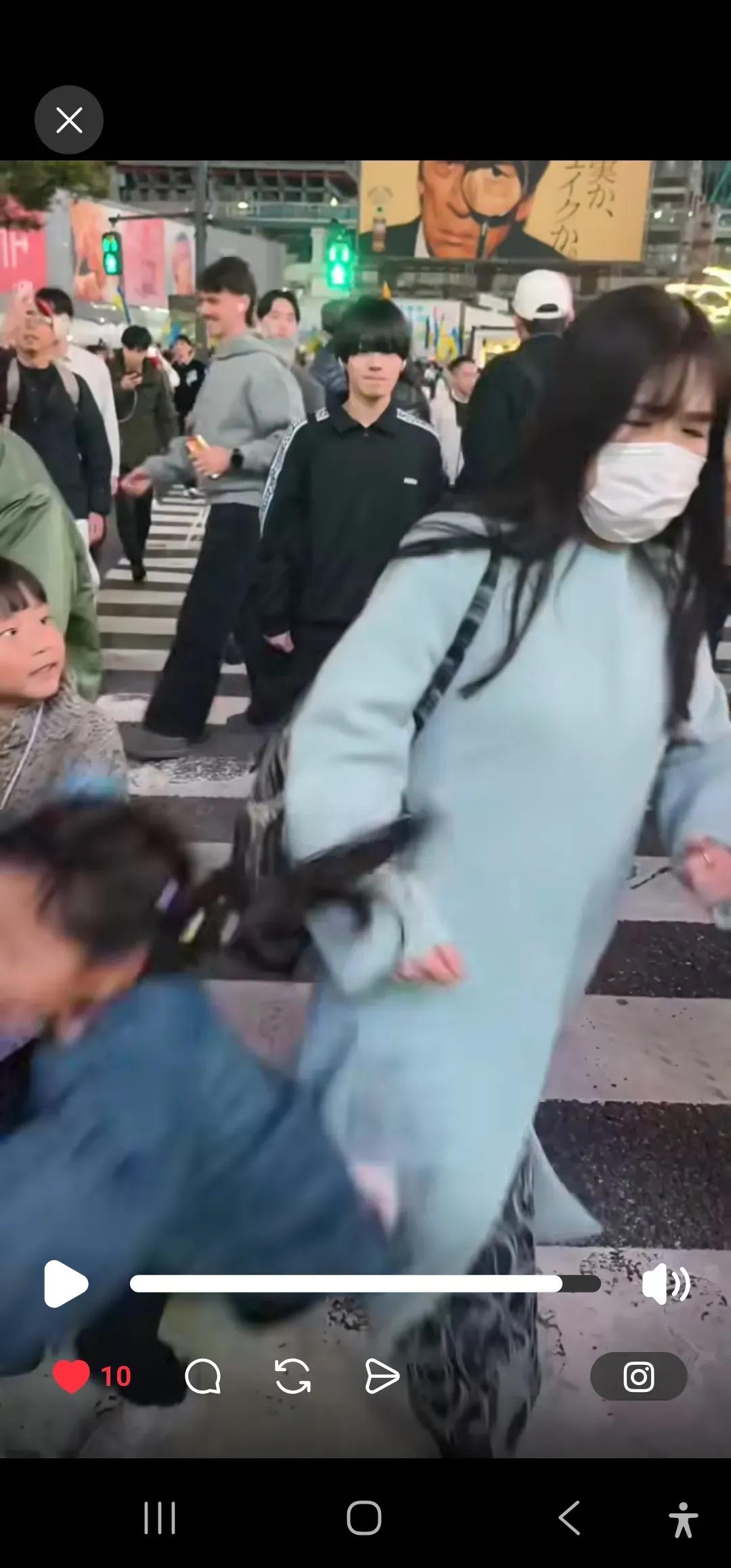 东京街头，一个台湾小女孩在斑马线上被日本大妈蓄意撞飞。视频里看得清清楚楚，那