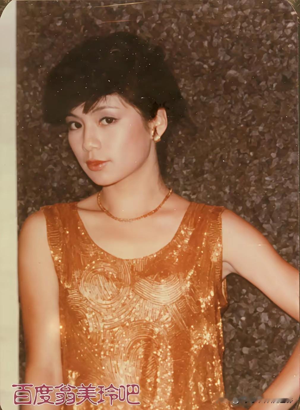 翁美玲美照📸阿翁从金色亮片裙的闪耀，到旗袍的温婉，再到蓝色连衣裙的飒爽，每一