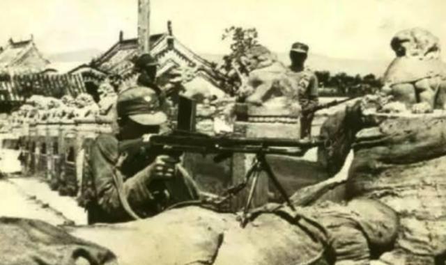 1949年，一架飞机在解放区坠毁，飞行员主动向解放军投降，还指了指舱门，说：“这