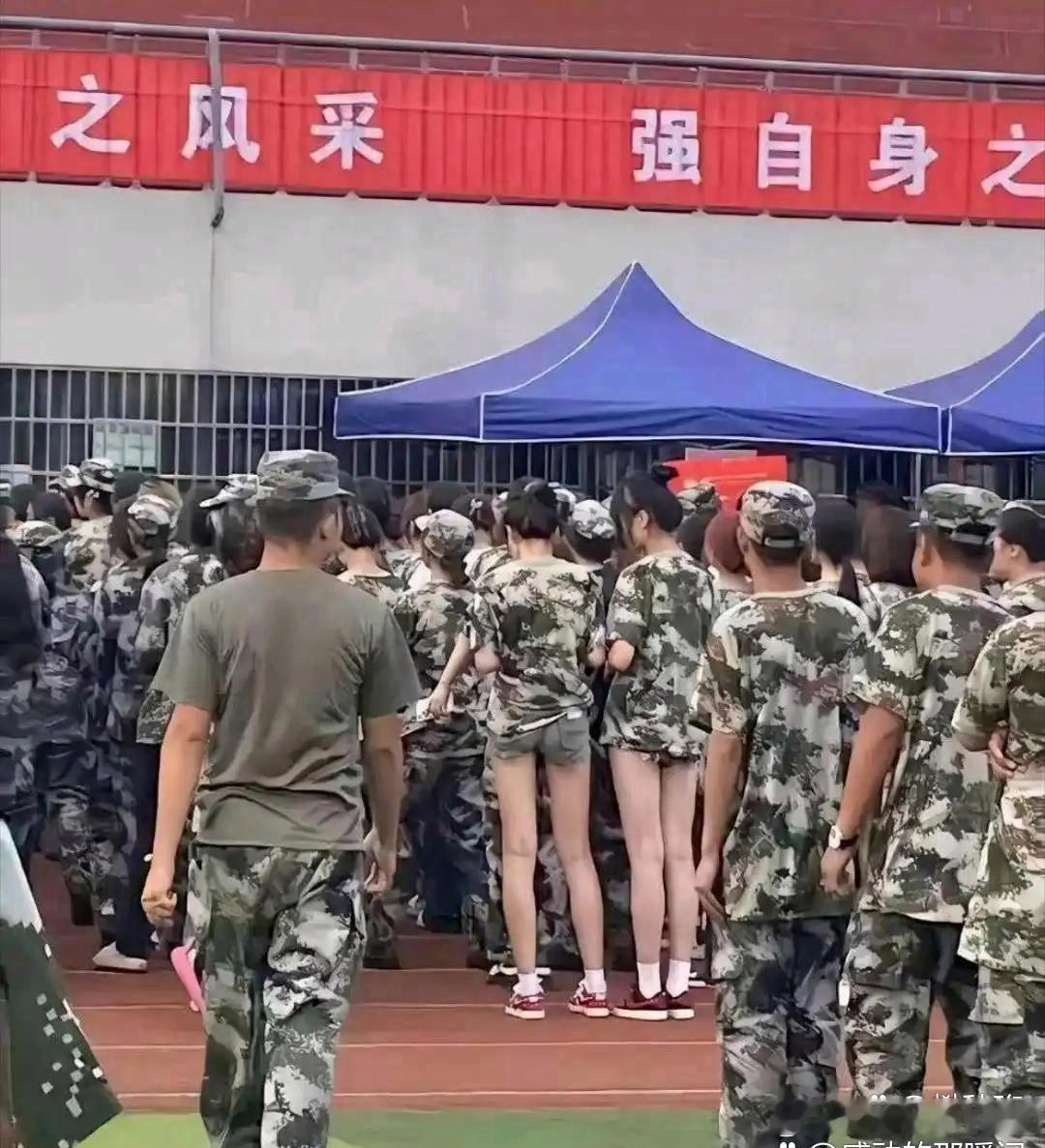 那些死‎‍活‎⁠‌不肯穿军训裤子的同学​​​