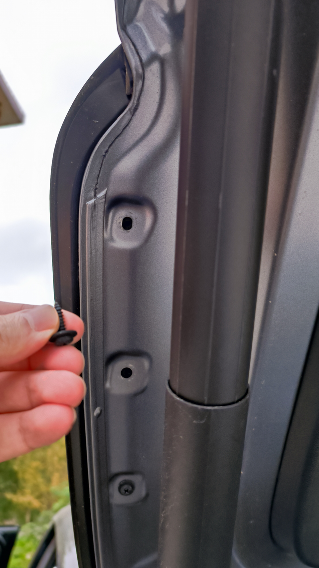 比亚迪你螺丝掉了打开后备箱发现一颗螺丝掉了下来，仔细检查发现是已经掉了两颗了，