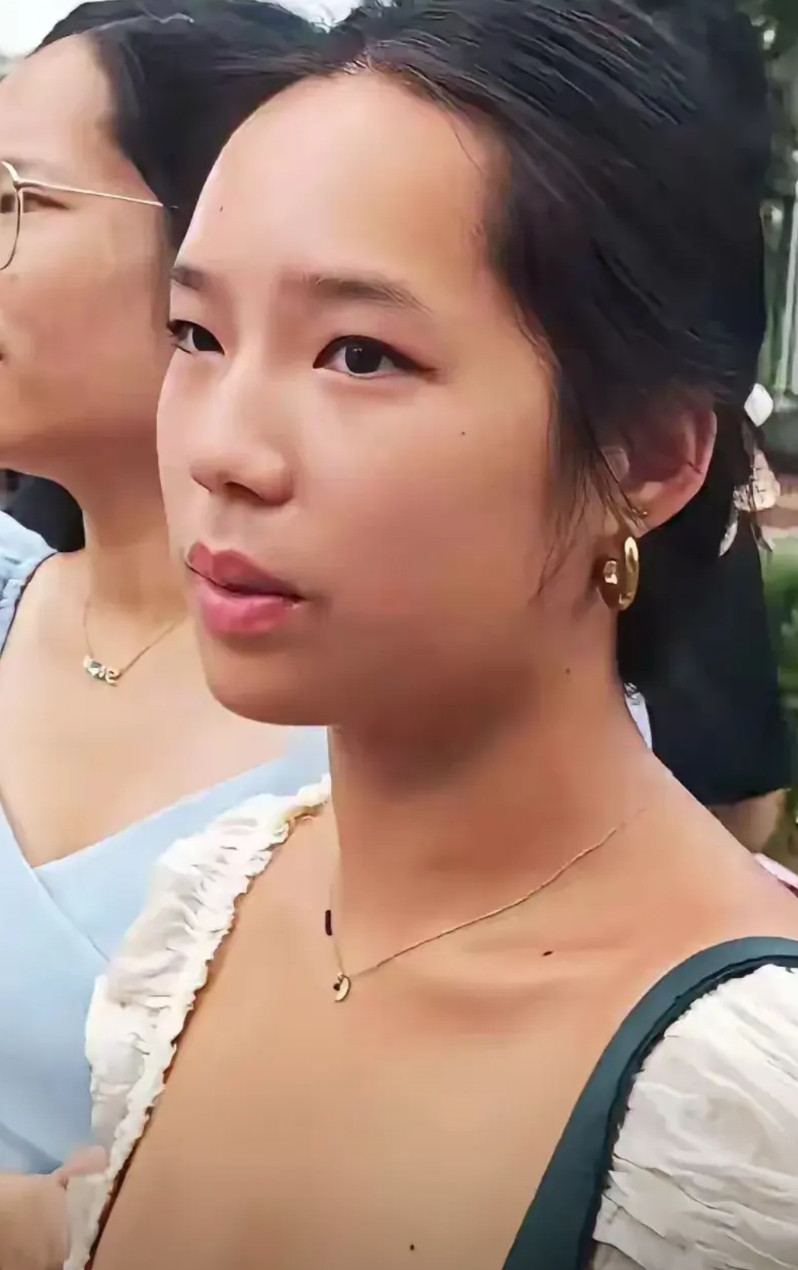 黄楼寻亲的故事圆满完成，当大家都以为她会留在这片血脉相连的土地时，她却选择跟养父
