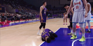 沈梓捷上篮撞击李炎哲后崴脚，留下邹雨辰孤军作战，新疆队内线压力减轻很多北控