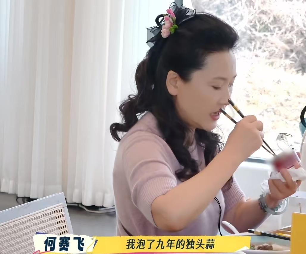 吃早饭的时候，何赛飞掏出了自己泡了9年的独头蒜，玻璃罐里的液体都黑了，大蒜也是黑