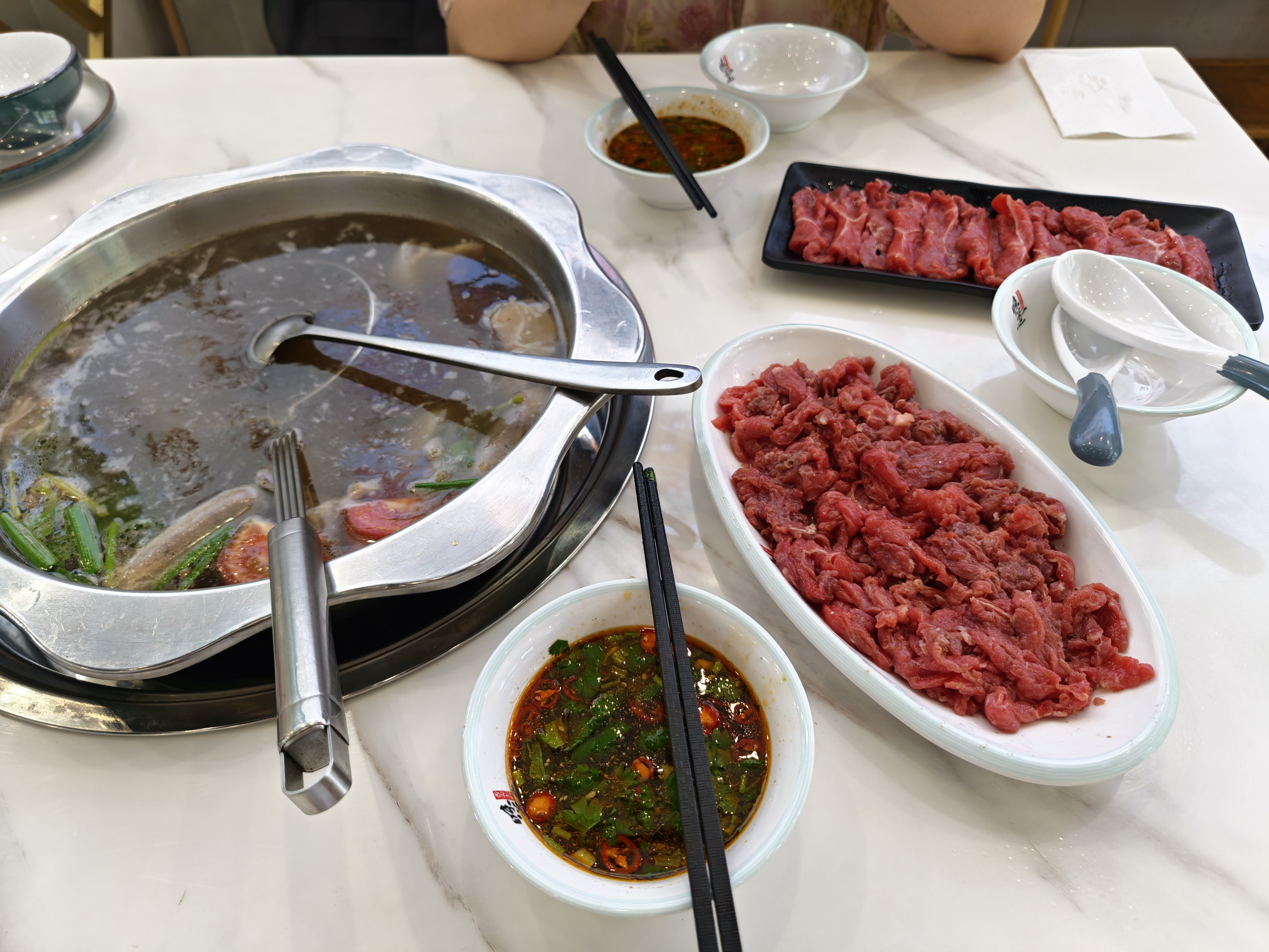 昨晚吃了一家牛肉火锅觉得不错，今天中午接着来吃[捂脸哭]然后我这种辨识度比较高的人