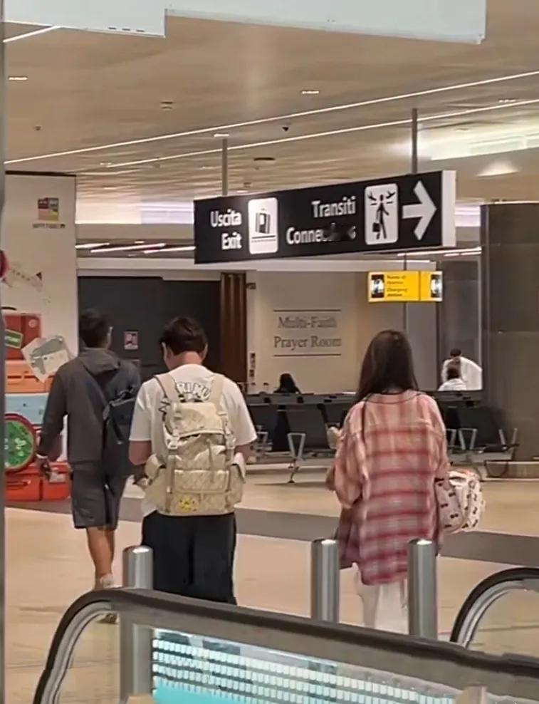 王思聪懒懒机场被偶遇！网友：这哪是富二代，分明是“爹系男友！都说有钱人谈恋爱靠