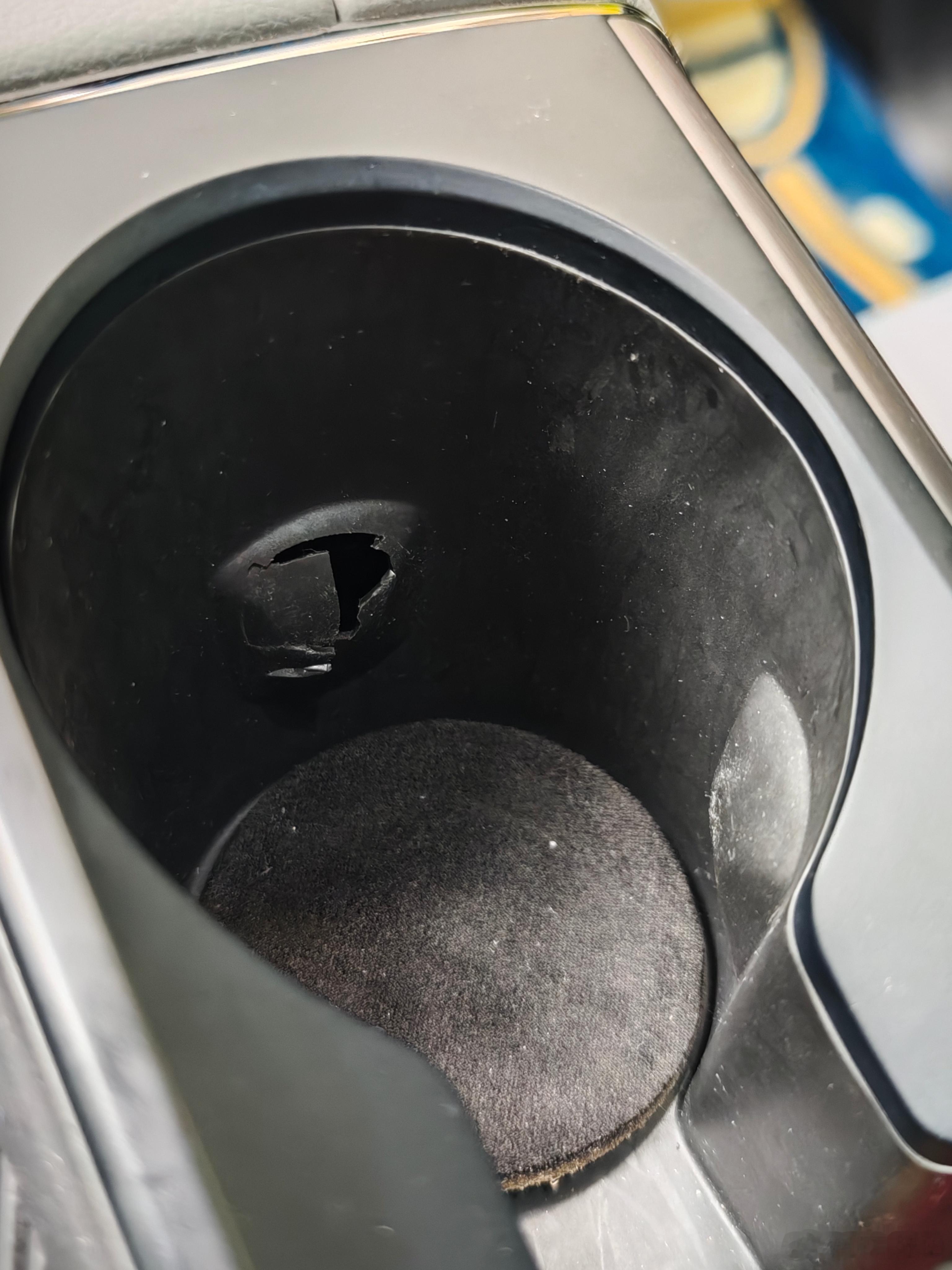 老6的杯架破了[笑着哭]有发现同样问题的朋友吗？目前2000多天高龄的老6老化