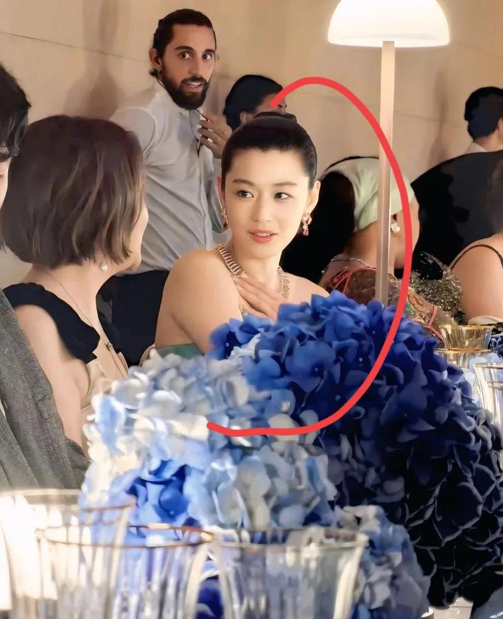 全智贤不道歉，原因是因为，她在意的主要市场可能不是我们。她百忙之中，经常忙碌全