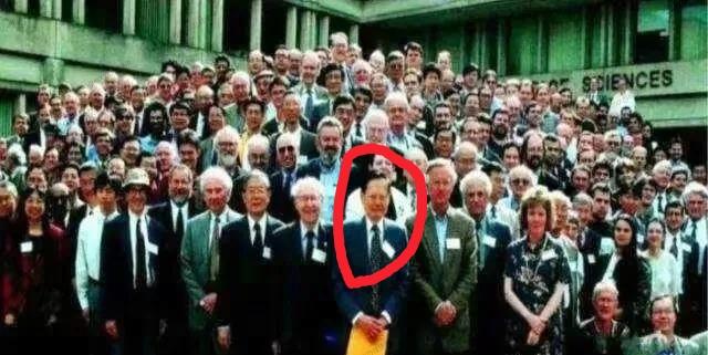 这是1999年国际物理会议期间，杨振宁先生居于“C位”的一张合影。这张合影