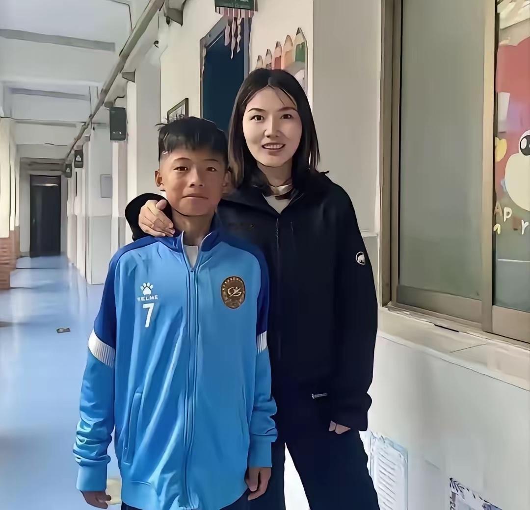 哈哈那个霸气一指而被关注的称赞的足球小将回国了看到孟新艺站在老师旁边显得那