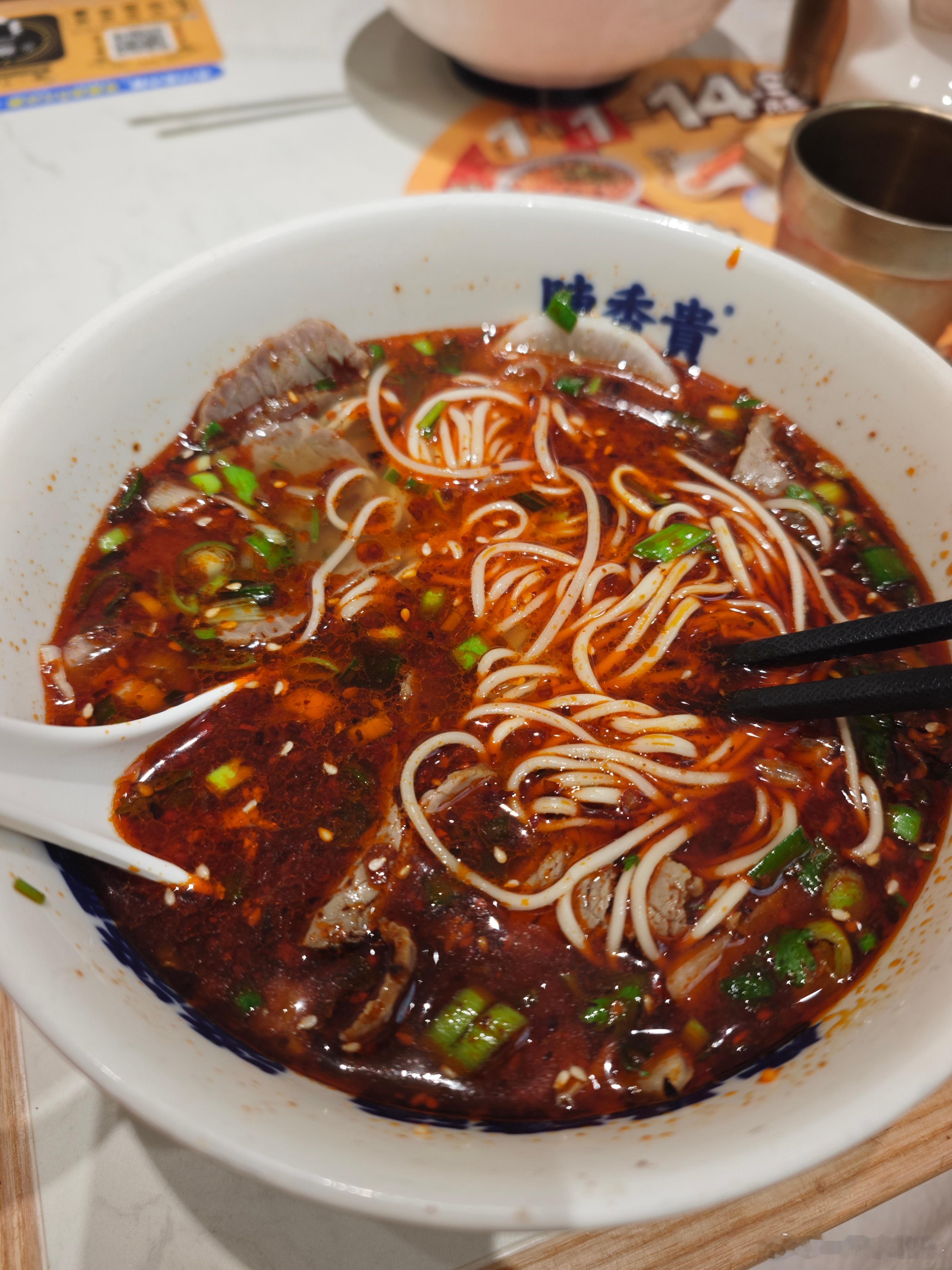 作为一个甘肃人，在外漂泊14年了，还是接受不了30块一碗的牛肉面。但是味道很好，