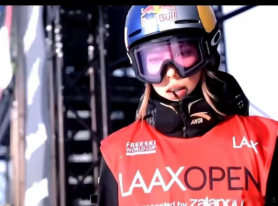 为什么谷爱凌比赛前要放两撮头发终于弄懂了谷爱凌那个“龙须”刘海的玄机。以前总以为