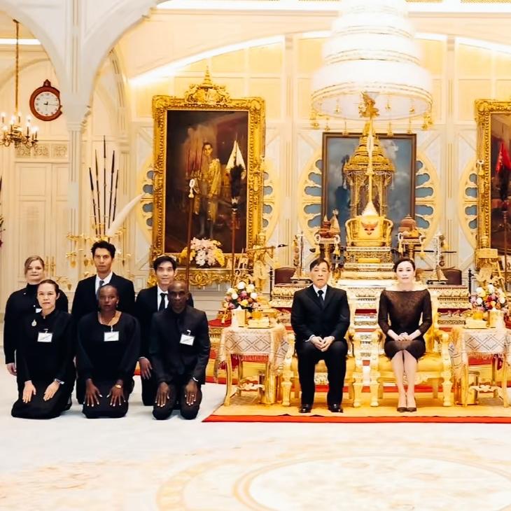 这一刻体现了泰国国王的地位吧！参加马拉松比赛的虽然是外国运动员，但是也要按照泰