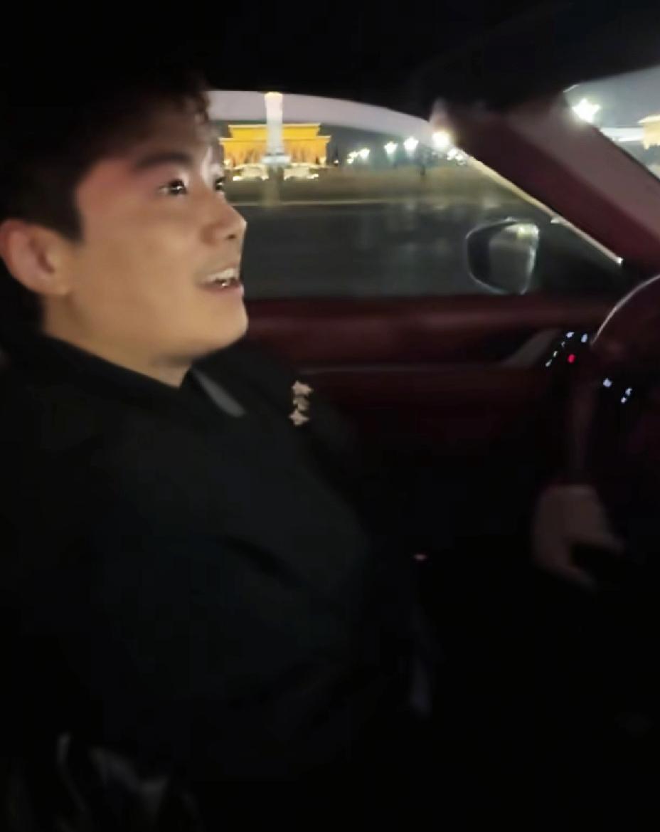 不容易呀，伤退的梁靖崑终于露面了，看起来状态不错。徐瑛彬发视频，过年和