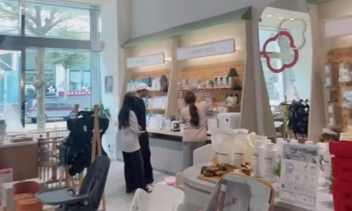 小玥儿真的有心了，给新出生的弟弟买礼物的消息上了热搜了从好的一面来看，她真的